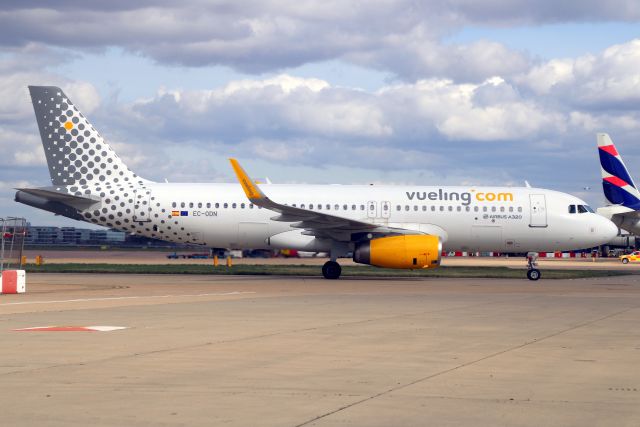 Airbus A320 (EC-ODN) - Taxiing to Stand 420 on 28-Mar-25 operating flight VLG8960 from LFPO.