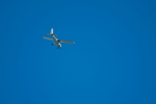 Cessna Skyhawk (C-GUJS) - Taken in Windsor Ontario, Canada.