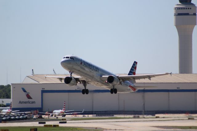 Airbus A321 (N194UW) - Plane Type: Airbus A321-211br /Route: CLT-TPAbr /Airline: American Airlines br /Livery: br /Registration: N194UWbr /Owned By: American Airlines INCbr /Runway: 36C