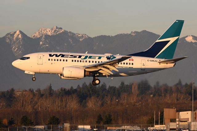 BOEING 737-600 (C-GWJU)