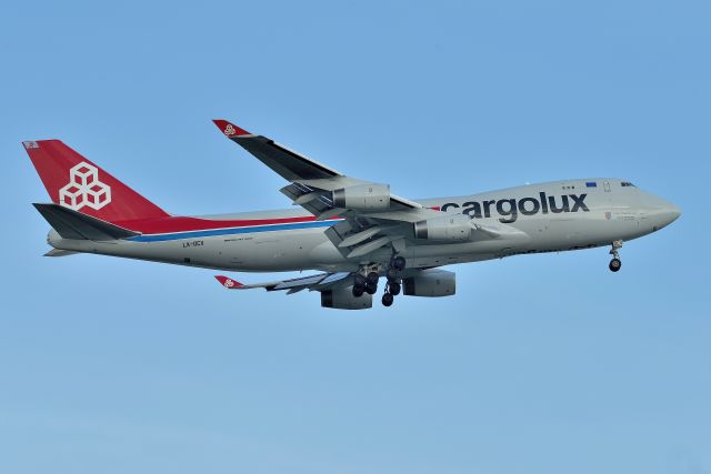 Boeing 747-400 (LX-OCV) - 23-R 07-05-23. Looks like the new main landing gear truck is still attached, LOL! Dang cloud passed in front of the sun just as she passed. Grrr.