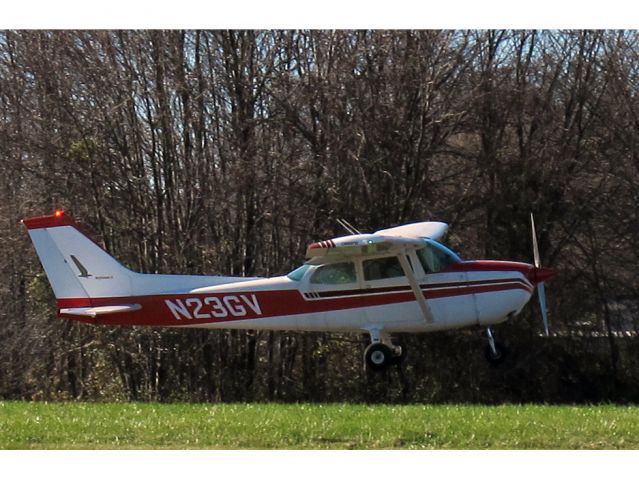 Cessna Skyhawk (N23GV) - Landing runway 32.