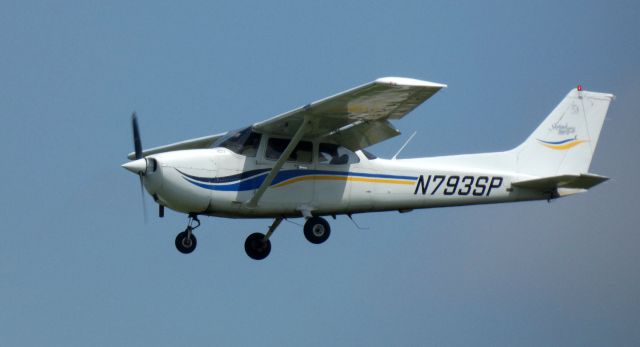 Cessna Skyhawk (N793SP) - On final is this 2001 Cessna Skyhawk SP 172S in the Summer of 2021.