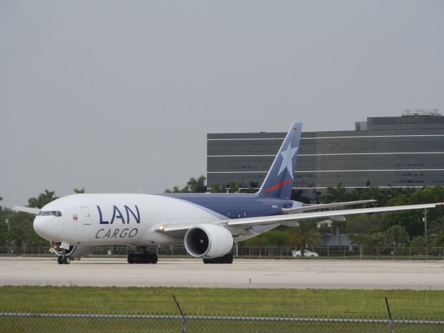 BOEING 777-200LR (N776LA)