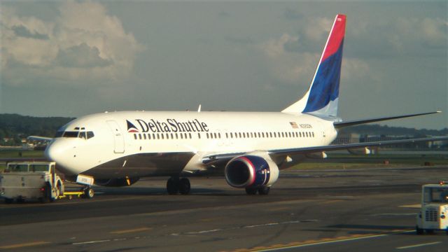 Boeing 737-800 (N395DN) - Push back on Washington National Taxiway Sept 2000