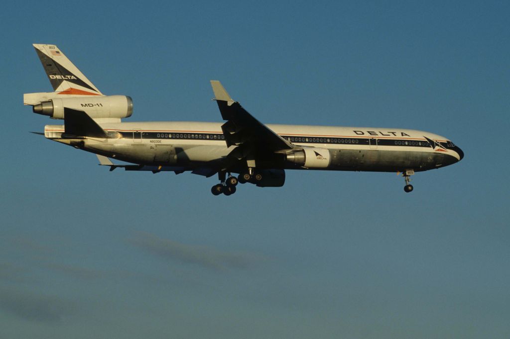 Boeing MD-11 (N803DE) - Final Approach to Narita Intl Airport Rwy34L on 1996/10/27