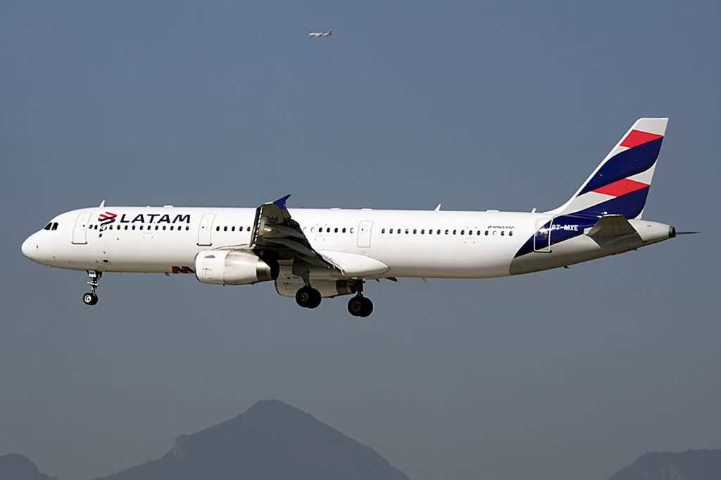 Airbus A321 (PT-MXE)