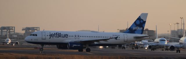 Airbus A320 (N563JB)