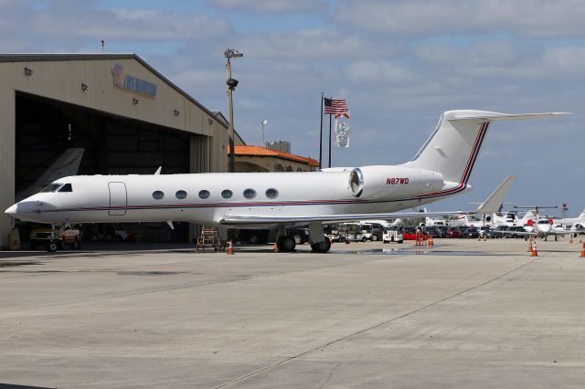 Gulfstream Aerospace Gulfstream V (N87WD) - Weeks-Davies "new" Gulfstream 5 purchased from Costco stores sitting outside the Jet Aviation hangars in PBI with a myriad of biz jets behind. New to the DB.