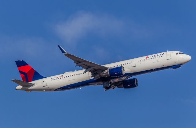 Airbus A321 (N374DX) - Spotted at KPHX on December 12, 2020br /40th street and University