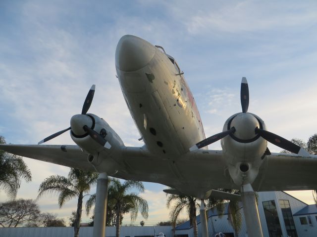 Douglas DC-3 (N242SM)