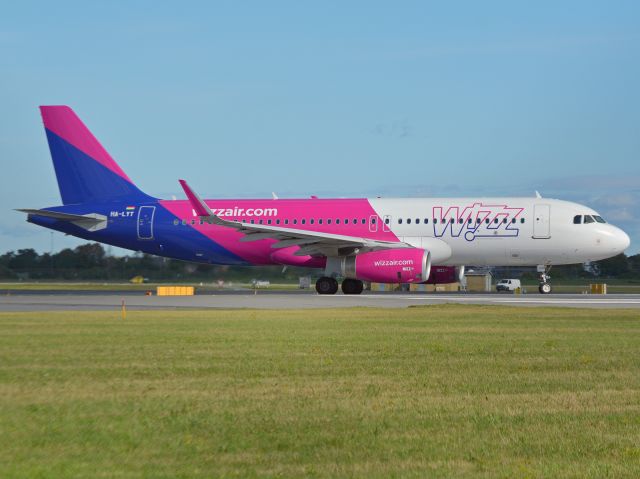 Airbus A320 (HA-LYT) - Depart RWY04R