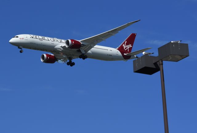 Boeing 787-9 Dreamliner (G-VOOH) - Beautiful Virgin Atlantic B789 on short final for Runway 31R at JFK. Some seagulls were watching it as well. 