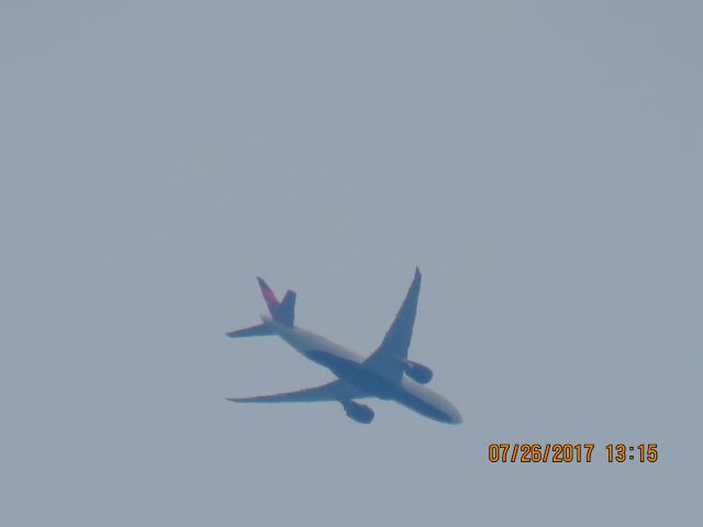 BOEING 777-200LR (N710DN)