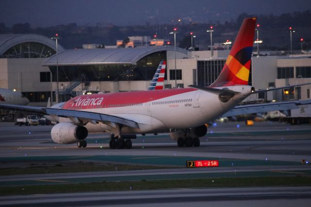 Airbus A330-200 (N975AV)