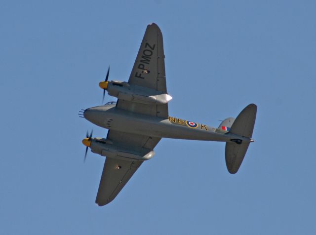 De Havilland Mosquito (F-PMOZ) - Réplique au 3/4 d'un mosquito DH98 basé LFFK - photographié lors du meeting à Noirmoutiers (85)