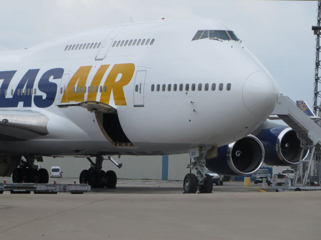 Boeing 747-400 (N322SG) - Very rare sight at SBN! Atlas Air flight 8132 arrives from Manchester England bringing the Liverpool soccer team for its game at Notre Dame stadium! The flight was the first to use South Bends new customs facility!