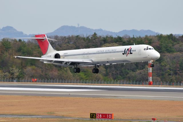 McDonnell Douglas MD-90 (JA8070) - 2011/4/17