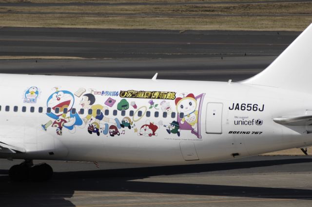 BOEING 767-300 (JA656J) - Visit at Haneda Intl Airport on 2013/02/11 "Japanese Comic Doraemon c/s"