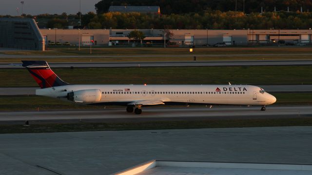 McDonnell Douglas MD-90 (N964DN) - DAL1487 taxiing on twy B for departure on rwy 7R to KMSP