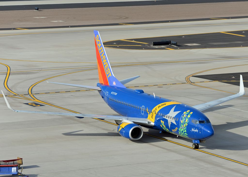 Boeing 737-700 (N727SW)