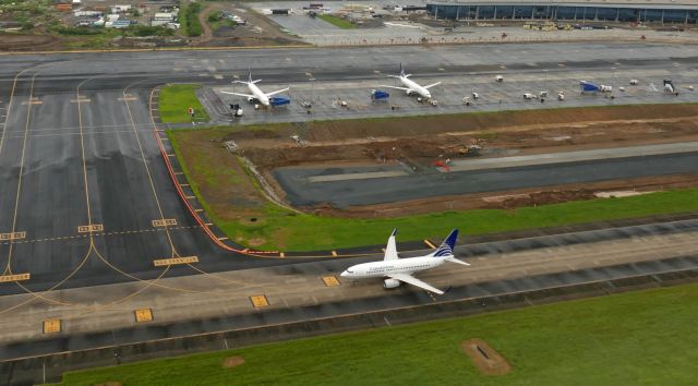 Boeing 737-700 — - Copa B737 taxiing to Rwy 03R.