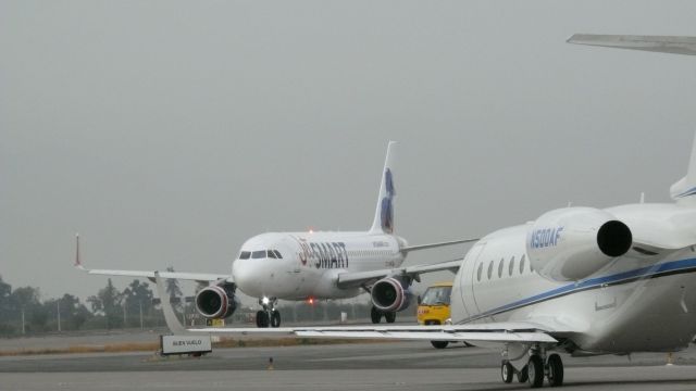 Airbus A320 (CC-AWB) - FOTO TOMADA EN AEROPUERTO ARTURO MERINO BENITEZ, SANTIAGO, CHILEbr /SPOTTER JULIO VILLARROEL