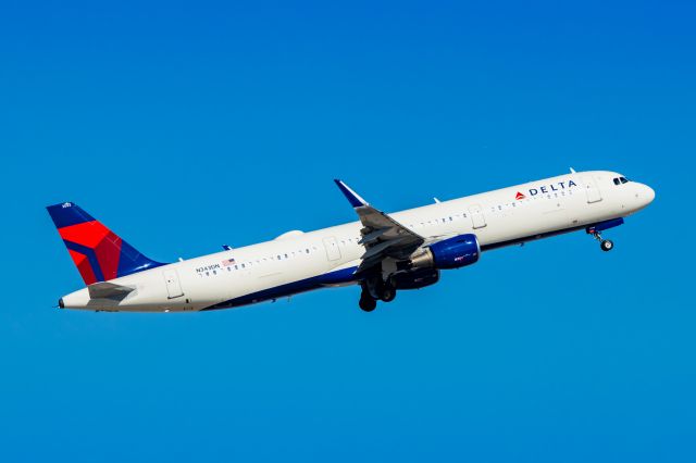 Airbus A321 (N343DN) - A Delta Airlines A321 taking off from PHX on 2/1/23. Taken with a Canon R7 and Tamron 70-200 G2 lens.