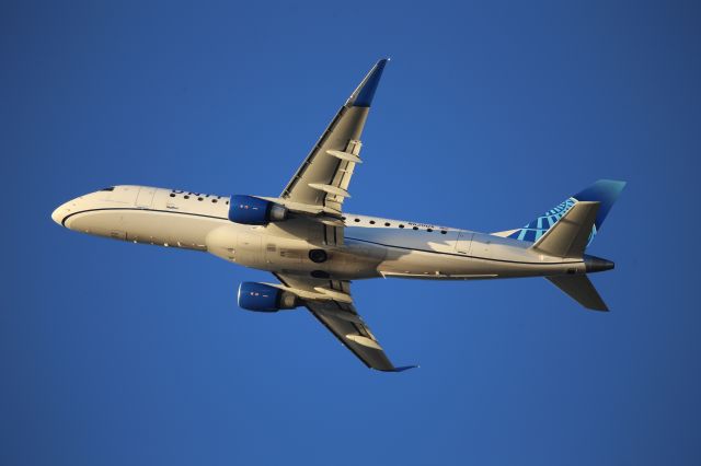 EMBRAER 175 (long wing) (N620UX)