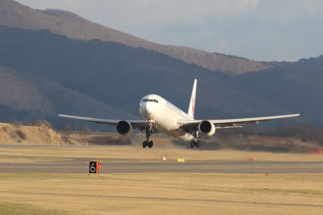 BOEING 767-300 (JA8398) - 19 December 2015:HKD-HND.