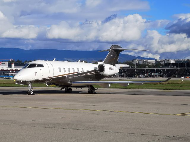 Canadair Challenger 350 (N584FX)