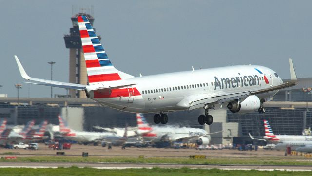 Boeing 737-800 (N832NN)