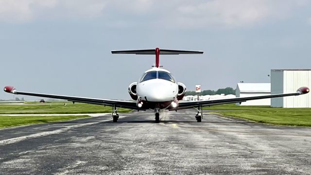 Eclipse 500 (N80WP) - Our local 2013 Eclipse EA550, Ruby, taxiing past. 5/11/22. 