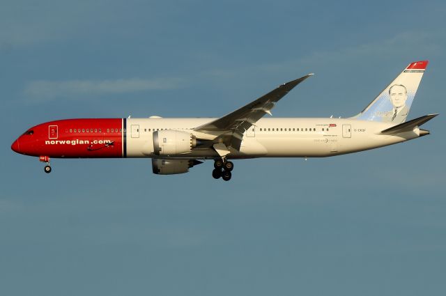 Boeing 787-8 (G-CKOF) - Rednose 7147 arriving from London-Gatwick. (Joan Miro, Spanish Artist livery)