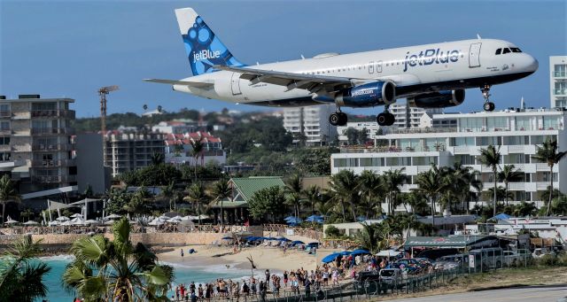 Airbus A320 (N658JB) - Jetblue N658JB landing while the beach goers doing stunts on the beach!!