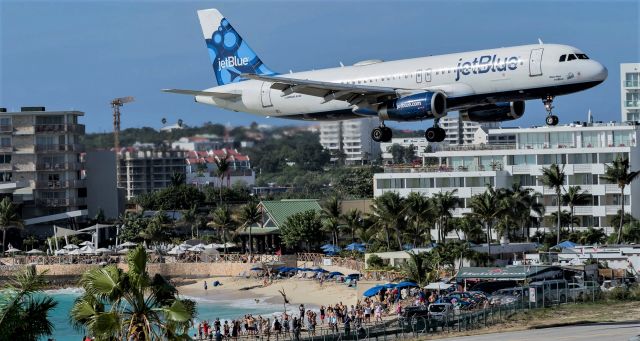 Airbus A320 (N658JB) - Jetblue N658JB landing while the beach goers doing stunts on the beach!!