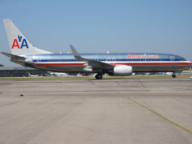 Boeing 737-800 (N861NN) - TAXIING TO GATE AFTER LANDING