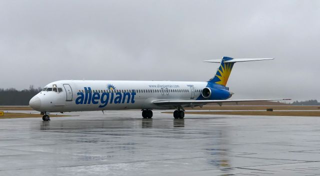 McDonnell Douglas MD-83 (N409NV) - Pulling in on a rainy day.