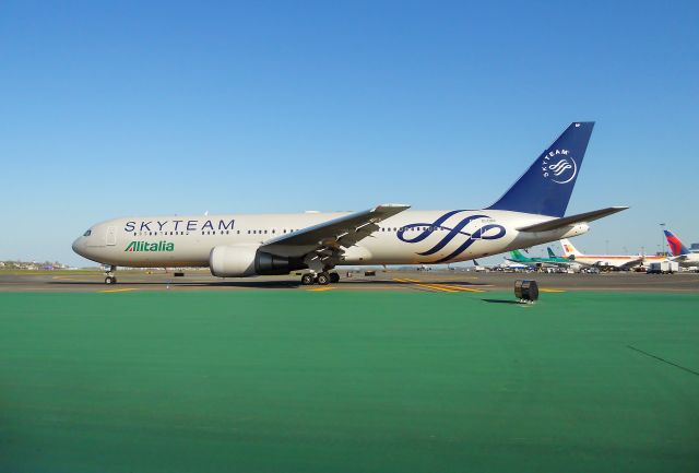 BOEING 767-300 (EI-DBP) - Taxiing outbound on Lima TWY to depart 15R from the Volpe IAB @ KBOS Logan !