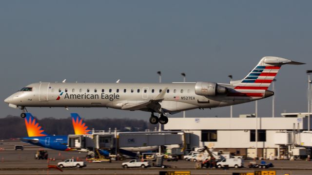 Canadair Regional Jet CRJ-700 (N527EA)