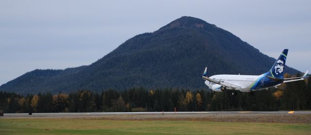 Boeing 737-700 (N609AS)