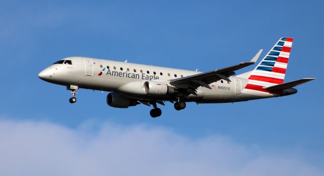 Embraer ERJ 175 (N405YX) - On final is this 2013 American Airlines Eagle Embraer ERJ 170-200LR from the Autumn of 2020.