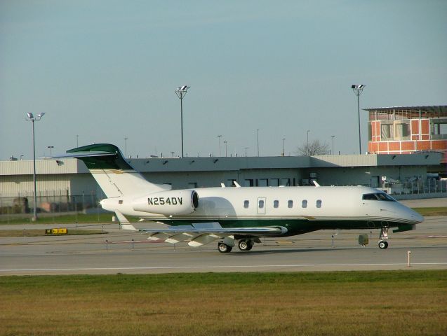 Bombardier Challenger 300 (N254DV)