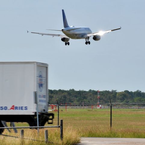 Airbus A319 (N828UA)