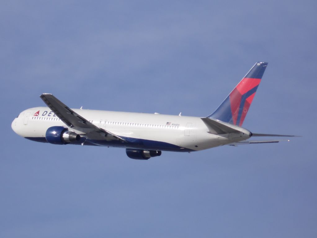 Boeing 777-200 (N144DA)