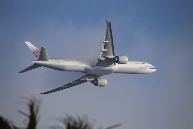 BOEING 777-300ER (B-18051)