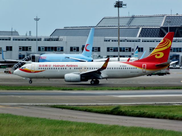 Boeing 737-800 (B-5502)