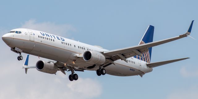 Boeing 737-900 (N69835) - United Airlines Boeing 737-924ER arriving from Tampa landing on runway 29 at Newark on 7/28/21.