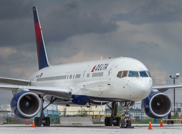 Boeing 757-200 (N666DN)