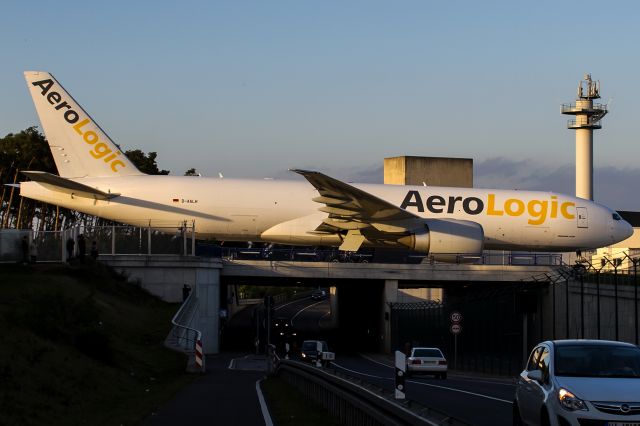 Boeing 777-200 (D-AALH) - yellow evening sun